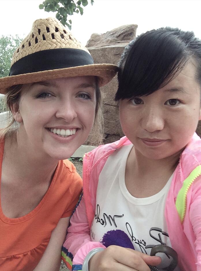 Bejing tour guide Rita with foreign friends on the Great Wall(图3)