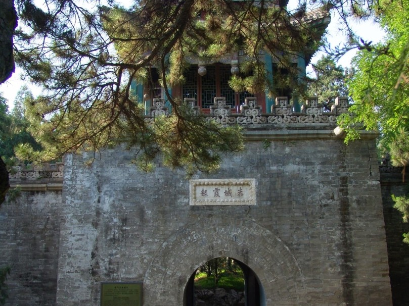  Purple mist rushed in from the east to the city g